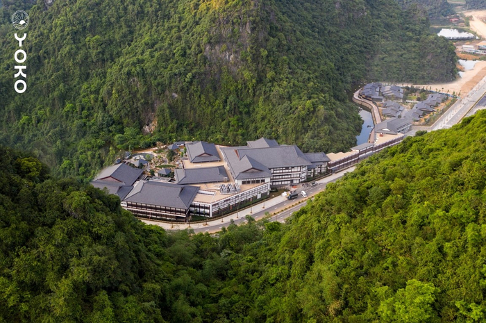 Hình ảnh khu nghỉ dưỡng Yoko Onsen Quang Hanh như ngôi làng Nhật được bao bọc xung quanh bởi núi đá kỳ vĩ