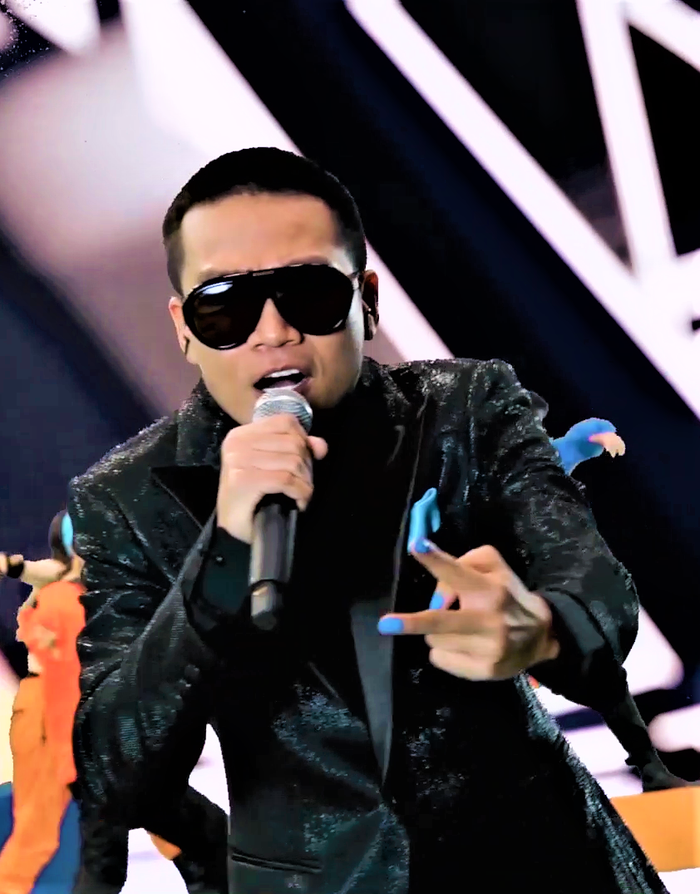 Lão đại làng rap Việt Wowy tái hiện loạt hit: Chạy, Thiên Đàng, Bật Đèn Lên khiến fan không ngừng thả tim và tương tác bày tỏ sự hâm mộ dành cho thần tượng.