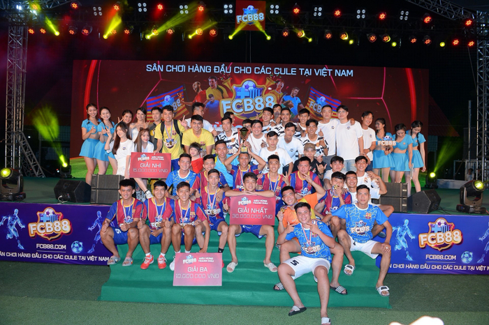 Có thể nói, hiếm có một sân chơi non trẻ nào FCB88 lại liên tiếp mang đến loạt sự kiện hấp dẫn, quy tụ sự tham gia đông đảo của giới cầu thủ chuyên nghiệp, ngôi sao lẫn các bạn trẻ được yêu thích đến vậy trong năm qua. Bên cạnh đó là những chương trình vận động sôi nổi, bổ ích, các mini game với những phần quà hấp dẫn lên đến cả trăm triệu đồng cho các thành viên tham gia.&nbsp;