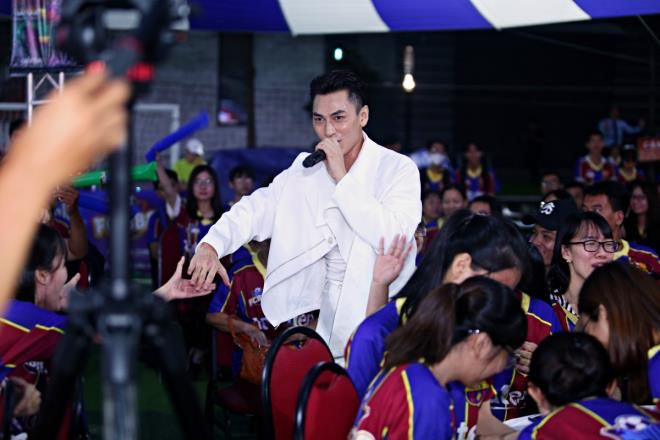 Nam ca sĩ Isaac và nữ ca sĩ MLee cũng góp mặt tại sự kiện với những tiết mục khuấy động bầu không khí.