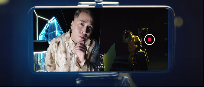 Tính năng video hiển thị kép trên OPPO Reno5 được Karik sử dụng rất ấn tượng trong MV 