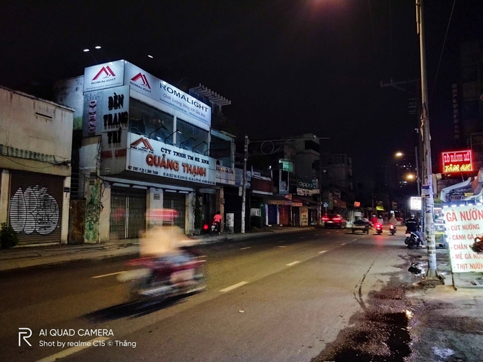 Lúc chụp tối hoặc thiếu sáng nhớ bật chế độ siêu chụp đêm