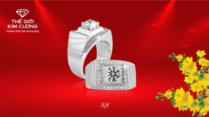 Thiết kế trang sức dành cho quý ông với những đường nét chế tác khỏe khoắn, vững chãi, khẳng định uy quyền của phái mạnh thành đạt. Mỗi thiết kế kim cương được ví như vật hộ mệnh tăng tài vận, thu hút tài lộc giúp quý ông đón sự nghiệp hưng tiến, toàn gia hưng thịnh trong năm mới.