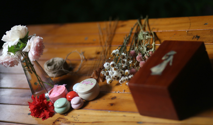 Sunny Vietnam hướng dẫn làm son phấn từ nguyên liệu thiên nhiên hoa dâm bụt và củ dền