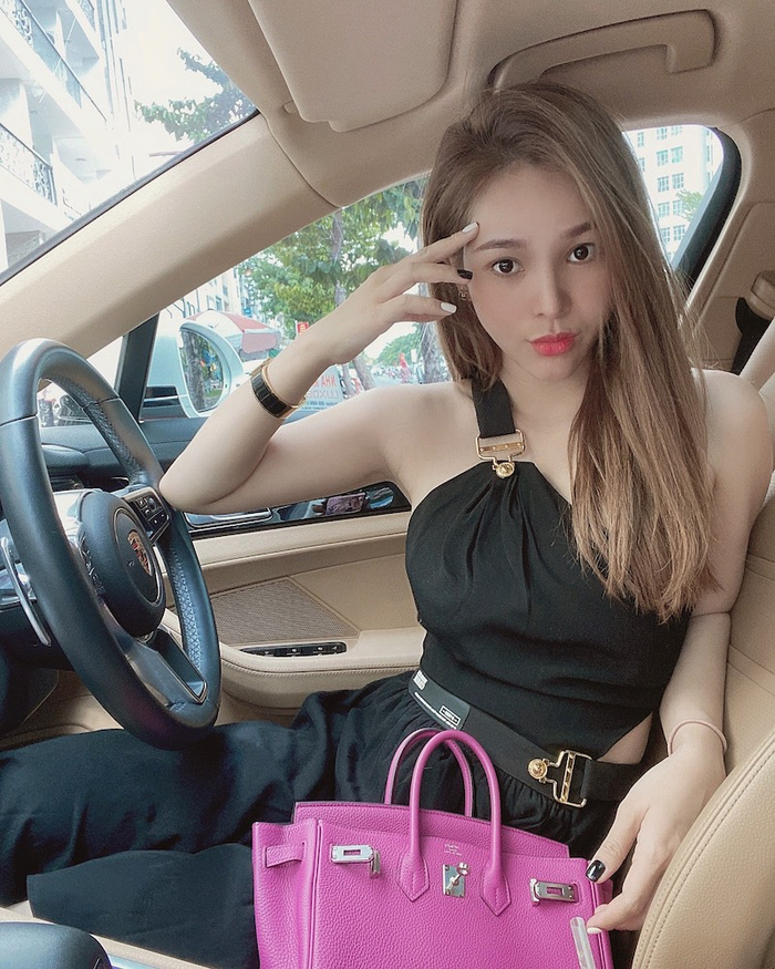 Chiếc túi Hermes màu hồng nổi bật được mẹ 2 “nhóc tì lai Hàn” Minh Hà cực kỳ yêu thích trong BST túi xách của cô.