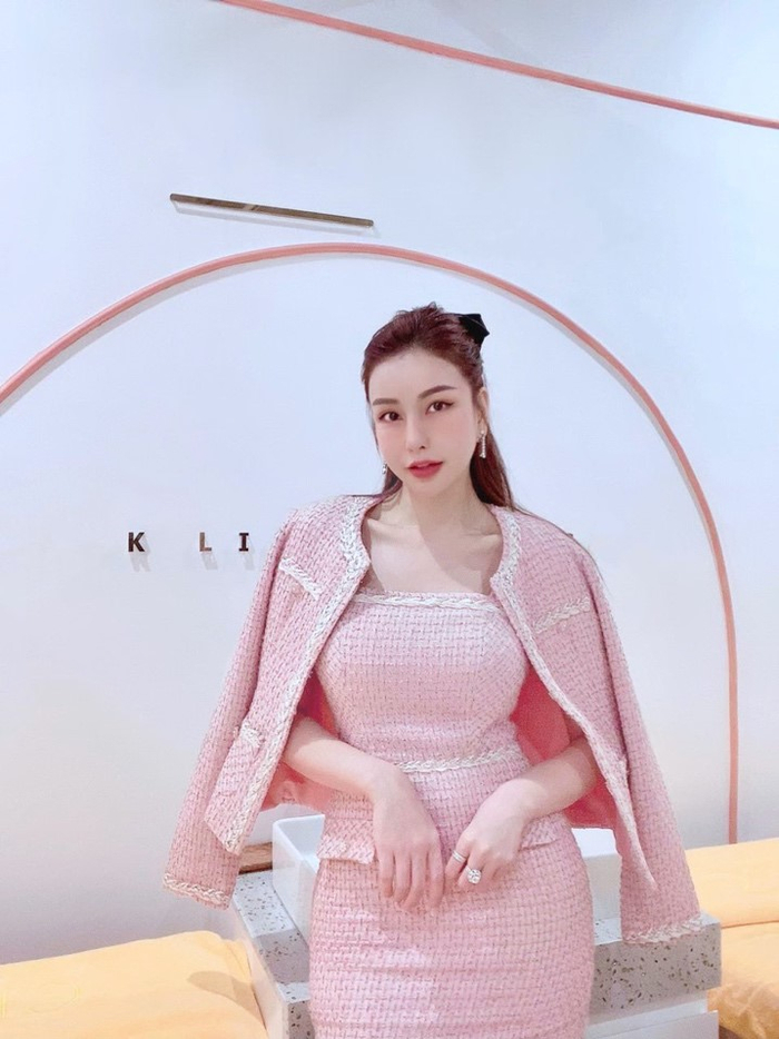 Nổi bật và trẻ trung với set tweed tone hồng được thiết kế tại Ami Lamour.