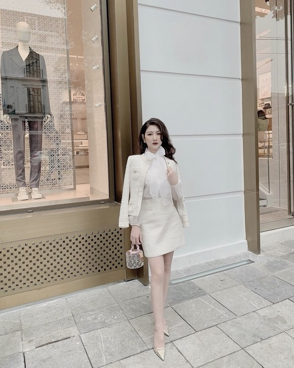 Set tweed trắng siêu yêu giúp nàng thêm nữ tính và nổi bật, một trong những mẫu luôn “cháy hàng” tại Ami Lamour.