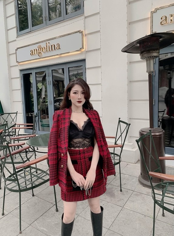 Khéo léo mix những phụ kiện như áo bra, hoa tai, giày boot... để thêm phần nổi bật cho trang phục theo kiểu trendy này.