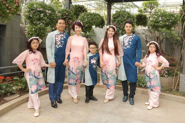 Gia đình 5 thành viên gồm: vợ chồng chị Bích Hòa, con trai cả, con dâu và bộ 3 nhí