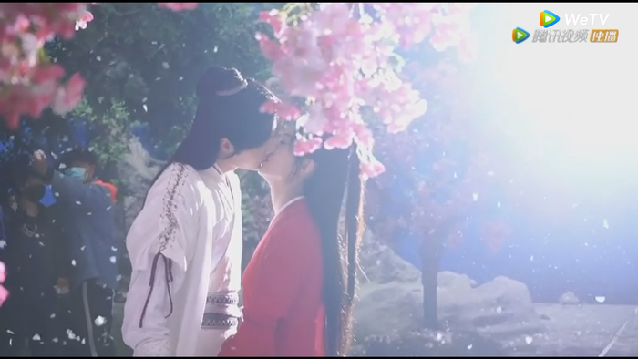 Fan sốt rần rần với hậu trường cảnh hôn lãng mạn của Triệu Lệ Dĩnh - Vương Nhất Bác trong 'Hữu Phỉ' Ảnh 10