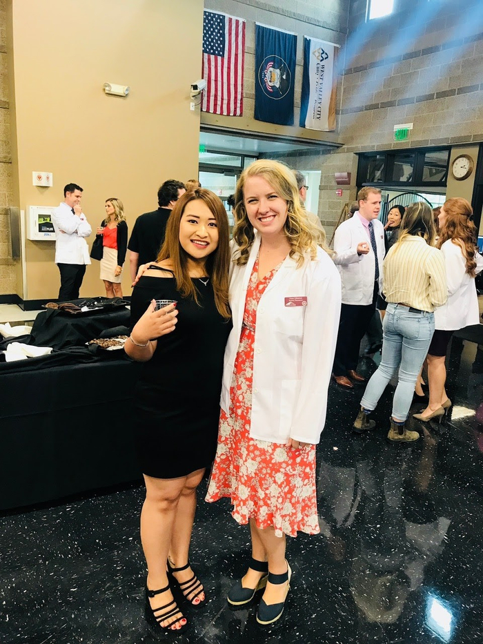 Hannah Nguyễn Tạ (bên trái) tại hội thảo y dược.