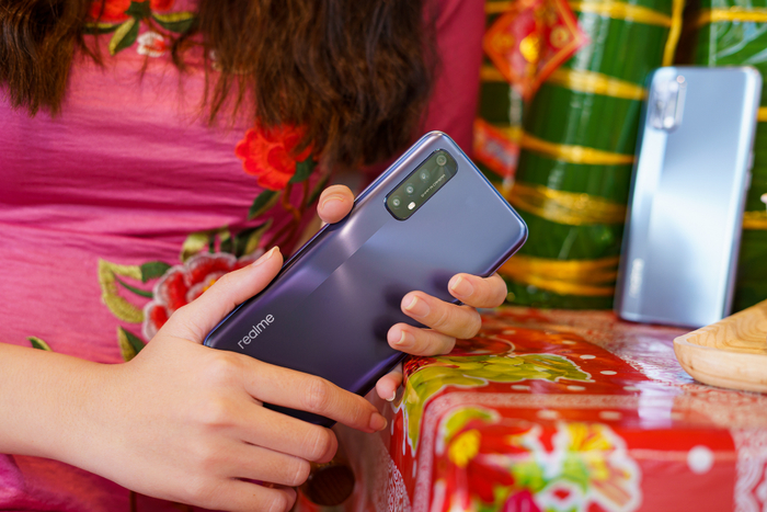 Realme 7 cùng chia sẻ nhiều tính năng với phiên bản Pro, nhờ vậy máy tỏ ra nổi bật hơn đối thủ trong mức giá 6 - 7 triệu đồng