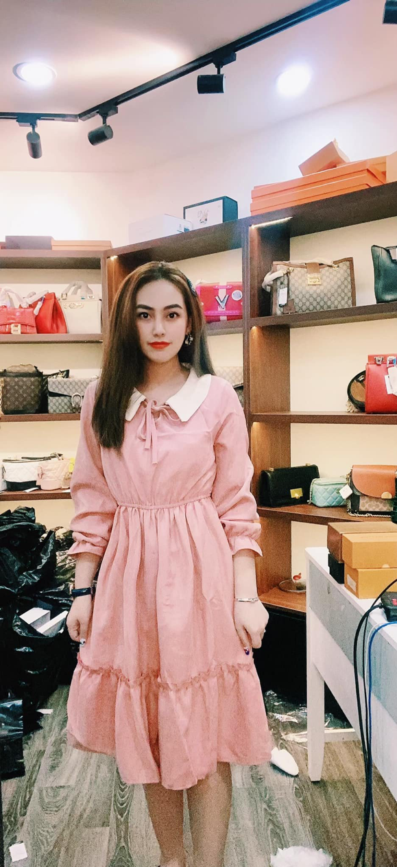 Phạm Nhung – cô chủ xinh đẹp của Kua Chảnh Shop là người có gu thẩm mỹ, luôn nắm bắt được những xu hướng thời trang mới nhất trong nước và trên thế giới.