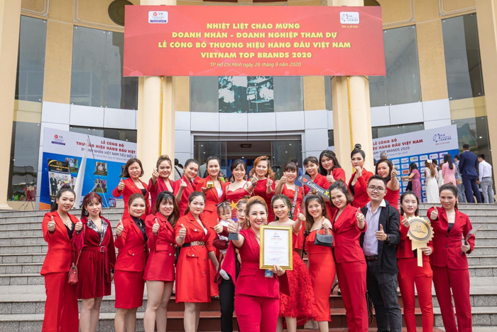Đội ngũ nhân viên của thương hiệu đến lễ công bố giải thưởng Vietnam Top Brand 2020