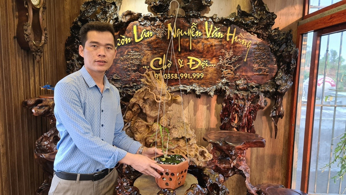 Anh Nguyễn Văn Hùng – ông chủ của vườn lan Vườn trên mây