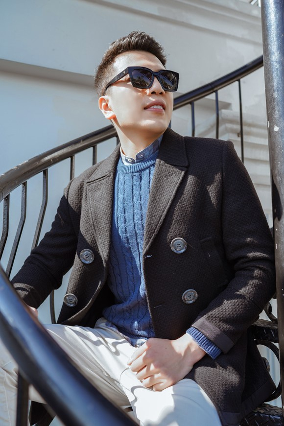 Bên cạnh những ca mổ, bác sĩ 8X còn là gương mặt mẫu nam của nhiều nhãn hàng thời trang, xe hơi trong nước