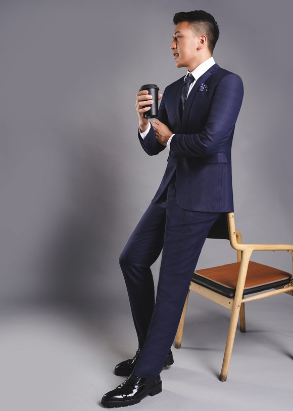 Khi chọn suit, anh toát lên vẻ lịch lãm, sang trọng nhưng vẫn trẻ trung&nbsp;