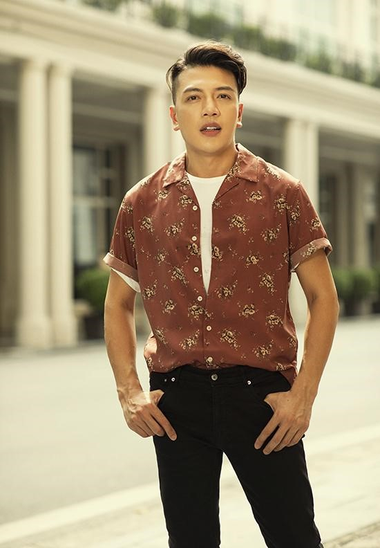 Sơ mi hoạ tiết phối kèm quần màu, là phong cách yêu thích của Cao Duy, không chỉ mang tới hình ảnh khỏe khoắn mà rất trẻ trung “hack tuổi”&nbsp;