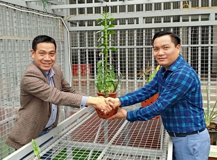 Nghệ nhân Dương Văn Lập (bên phải) với một người bạn yêu lan