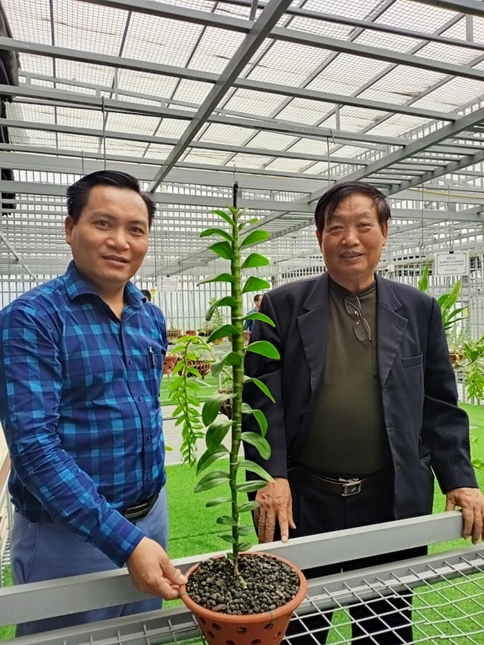 Nghệ nhân Dương Văn Lập giới thiệu với GS. Trần Duy Quý về một số giống lan quý