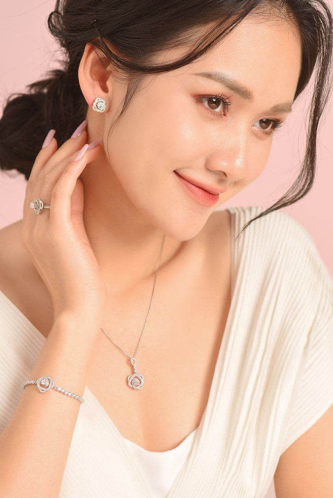 Dưới những đôi bàn tay tài hoa của người thợ kim hoàn tại DOJI, mỗi món trang sức trong bộ sưu tập “Blooming Rose” như một đoá hồng toả sáng diệu kỳ.