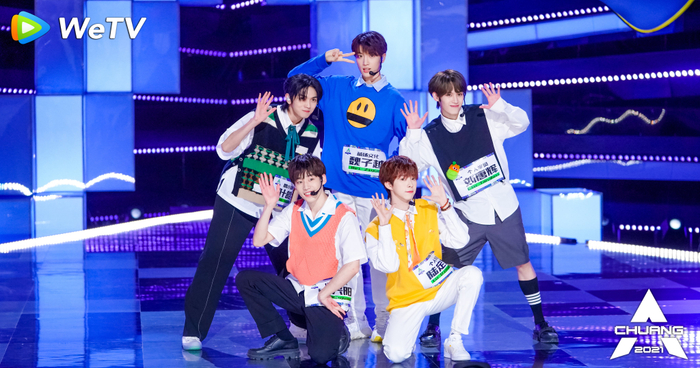 Năm thành viên biểu diễn ca khúc 'Cùng em ở bên nhau' của TFBoys
