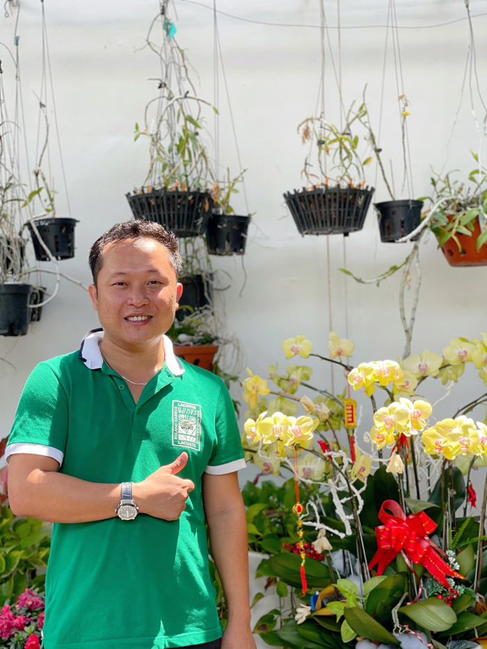 Nghệ nhân hoa lan Trần Tấn Hiền có nhiều kinh nghiệm trong xử lý giá thể và cây trước khi đem trồng