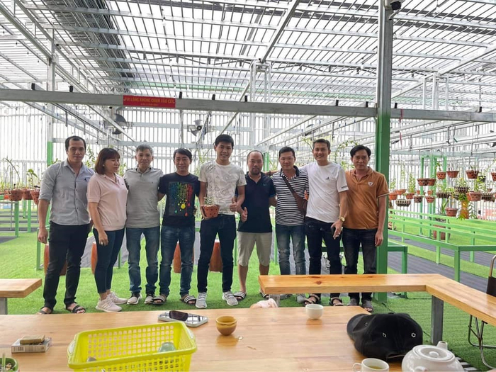 Vườn lan của anh Nguyễn Duy Hair (ở giữa) tiếp đón rất nhiều lượt khách đến tham quan và mua lan mỗi ngày