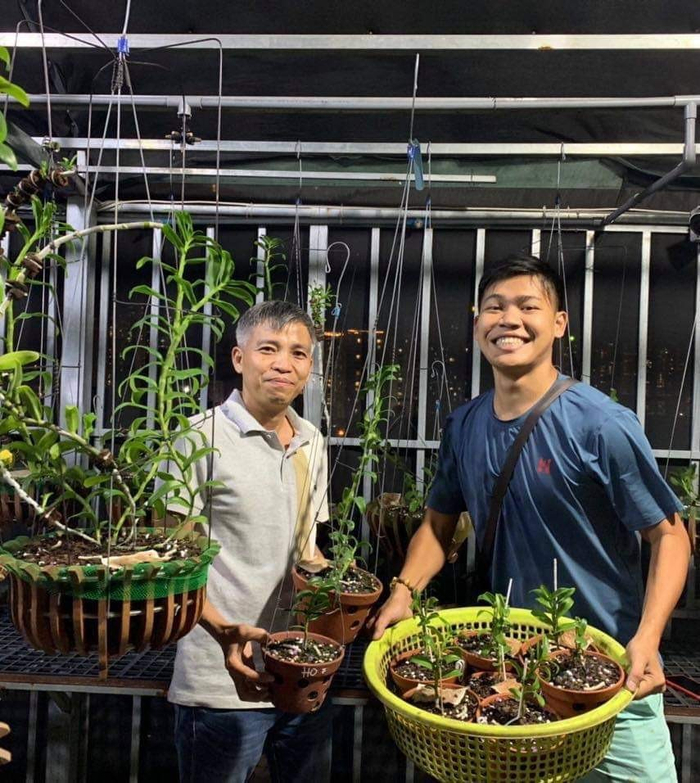 Với anh Duy (bên trái), hoa lan chính là những đứa con tinh thần vô giá