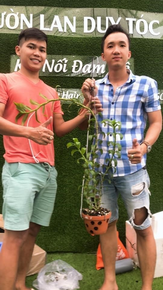 Nguyễn Duy Hair (bên phải) được ví như cầu nối giữa những người yêu lan với những giỏ hoa lan đẹp nhất