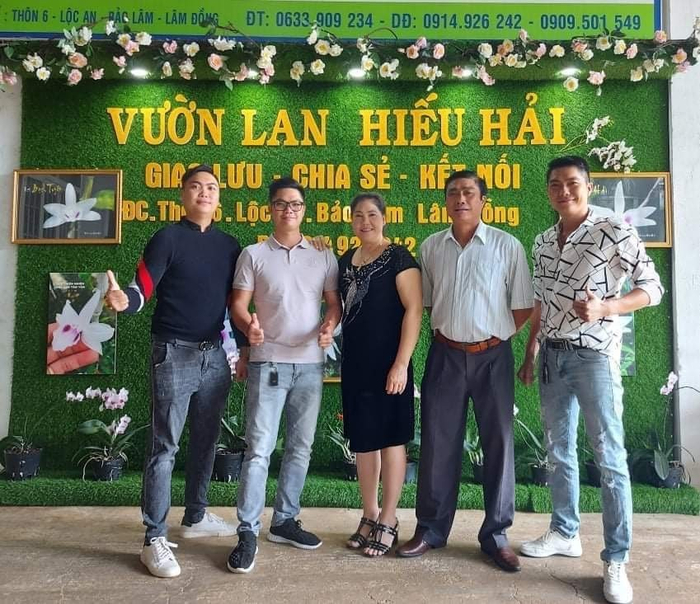 Nguyễn Duy Tân (thứ 2 từ bên phải) cùng ba mẹ và anh em trai tại Vườn Lan Hiếu Hải
