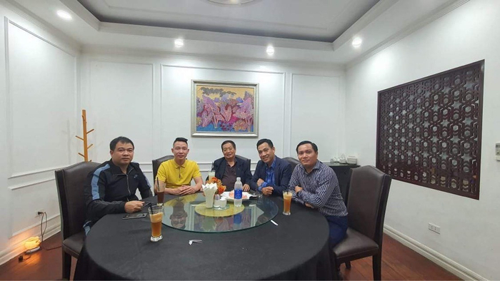 Anh Mạnh (áo vàng) cùng&nbsp;GS.TSKH Trần Duy Quý và các anh em yêu lan thảo luận cách chọn , chăm sóc lan đột biến