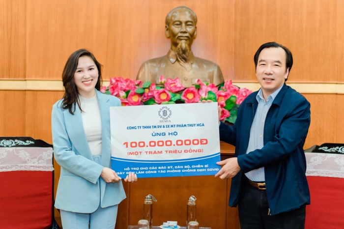 Nữ doanh nhân trao tặng 100 triệu đồng để hỗ trợ cán bộ chiến sĩ đồng hành chống dịch Covid 19.
