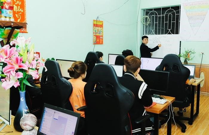 Vị CEO trẻ tuổi cầm tay chỉ việc cho không ít học viên