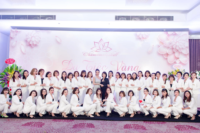 CEO Vũ Thanh Thủy chụp cùng đồng đội tại hội thảo.