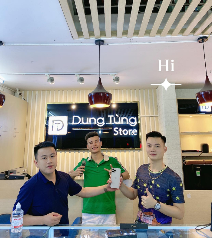 Phạm Thanh Tùng (ngoài cùng&nbsp;bên trái) và&nbsp;khách hàng tại Dung Tùng Store.