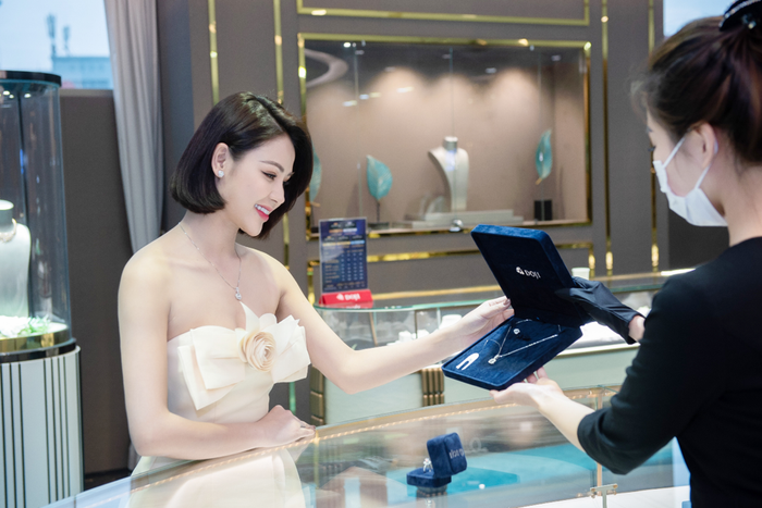 Chỉ trong vài tiếng sau khi đăng, post của Thu Trang thu hút hàng ngàn lượt like và bình luận. Nhiều fan bày tỏ sự thích thú và hết lời khen ngợi cho “visual đỉnh cao” của cô tiểu thư nhà họ Cao.