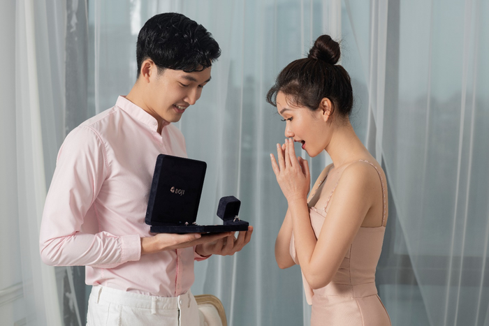  Đình Tú đã bất ngờ gửi gắm tới 'nàng thơ' Hương Giang của mình các thiết kế trang sức gắn kim cương siêu lý tưởng 8 Hearts & 8 Arrows lấy cảm hứng từ đóa hoa hồng đầy kiêu sa mê hoặc 'Blooming Rose”