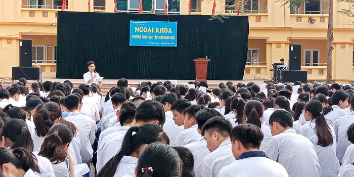 Thầy Hữu Giang tại một buổi ngoại khóa với học sinh