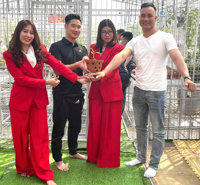 Bà chủ Trần Thị Hương (thứ 2 từ phải qua) cùng các cộng sự.