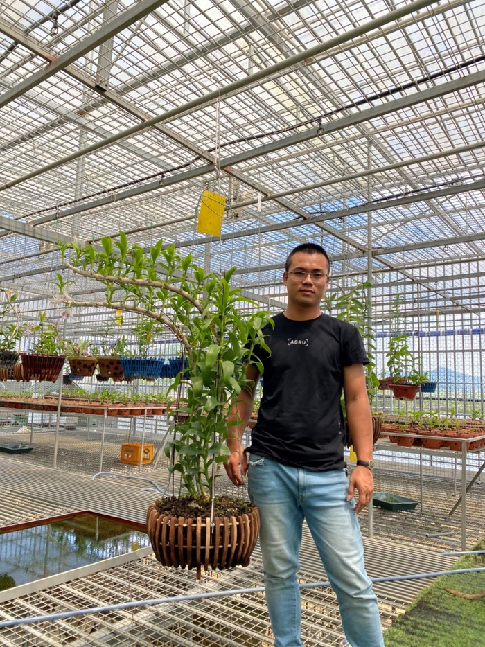 Anh Hoàng Hữu Trung bên giò lan của mình