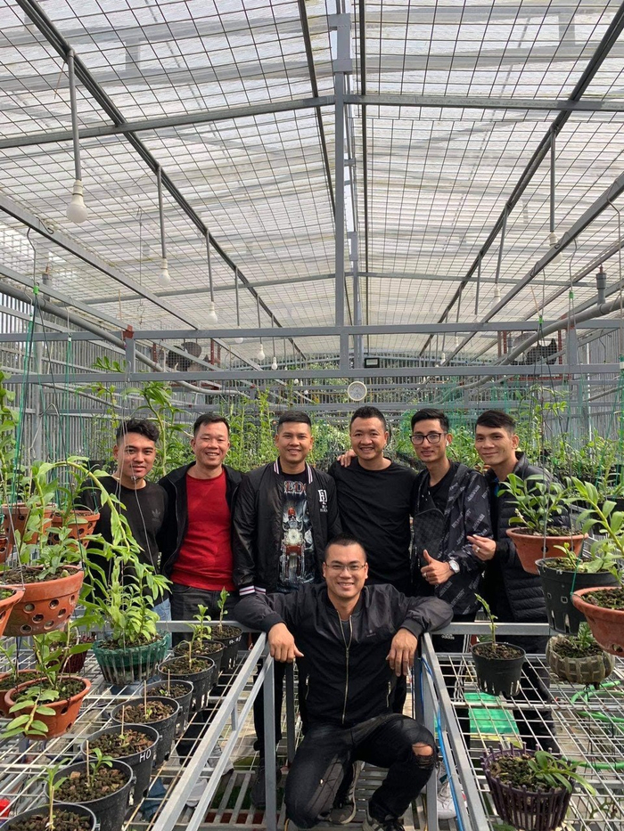 Anh Hoàng Hữu Trung (hàng trên) – cùng các anh em yêu lan.