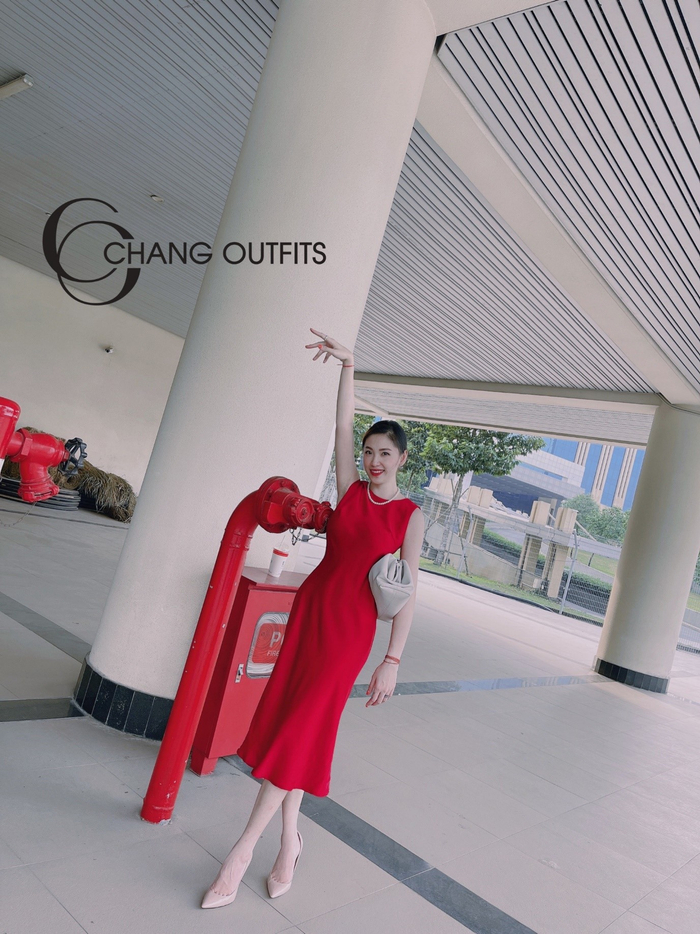Đầm đỏ sang trọng kết hợp cùng phụ kiện kính và túi xách thời trang tạo nên sự nổi bật cho Trang Nguyễn khi bước trên phố
