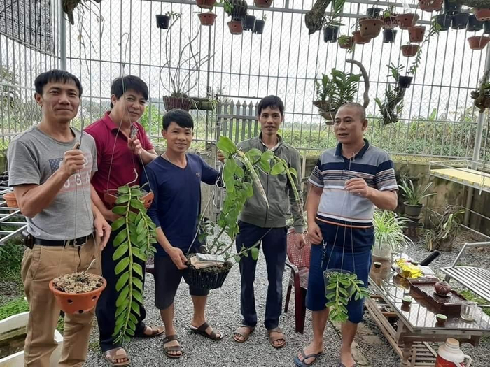 Anh Đạt (đứng thứ 2 từ phải qua) luôn muốn giúp đỡ những mảnh đời còn nhiều khó khăn.