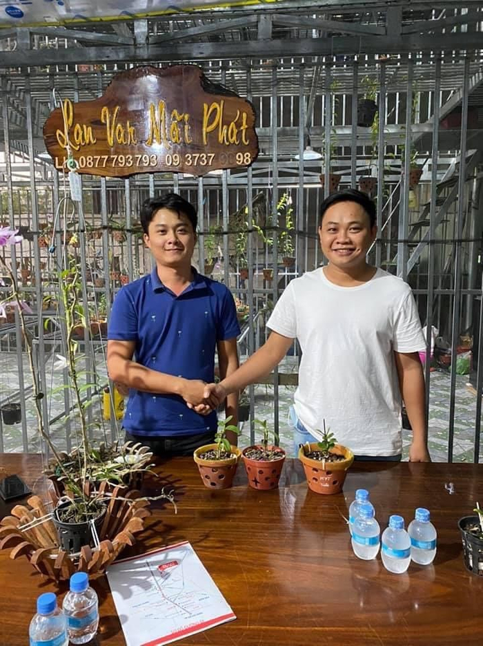 Anh Trịnh Tuân (trái) đã đam mê và yêu thích lan từ rất trẻ