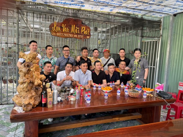 Bạn bè và khách hàng đến thăm và ủng hộ vườn lan của anh Tuân