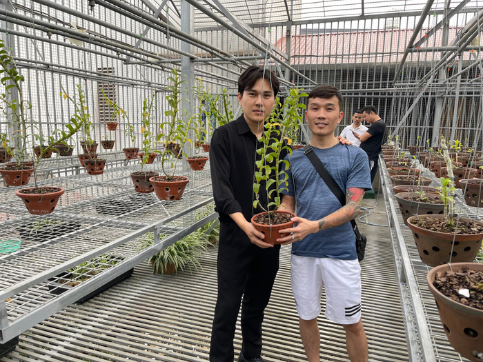 Anh Bộ (bên phải) cũng có sở thích sưu tập những giống lan quý hiếm để chăm sóc.