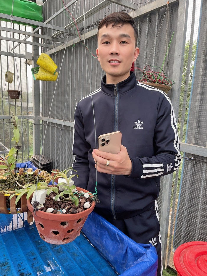 Anh Tạ Quang Bộ và một góc nhỏ trong vườn lan của mình.