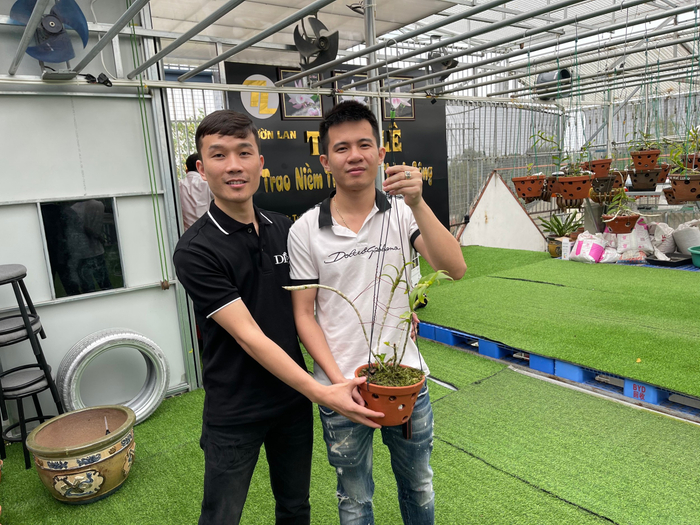 Khách hàng luôn tin tưởng và ghé thăm vườn lan của anh&nbsp;Bộ (bên trái).