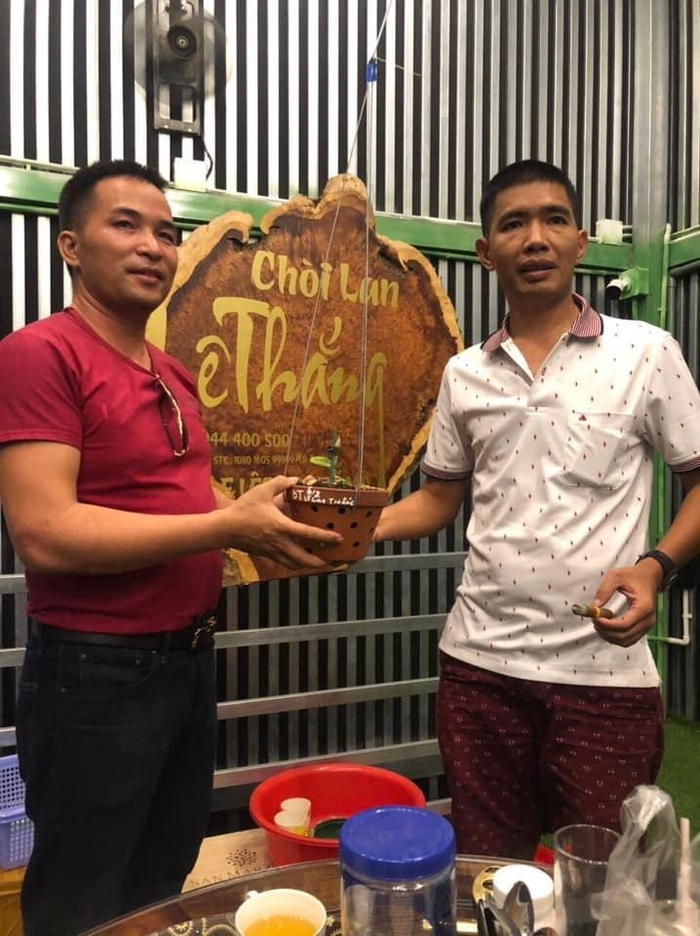 Anh Lê Cao Thắng (bên phải) cùng khách hàng của mình.